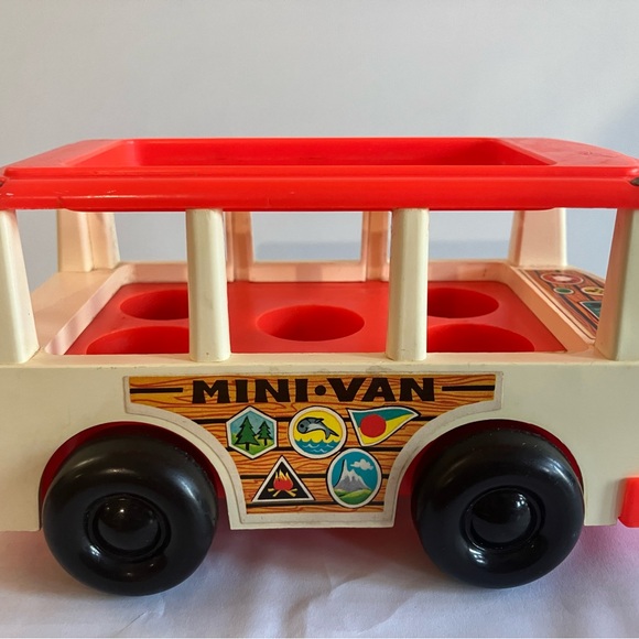 Vintage Fisher-Price mini bus with Family. - Picture 13 of 16